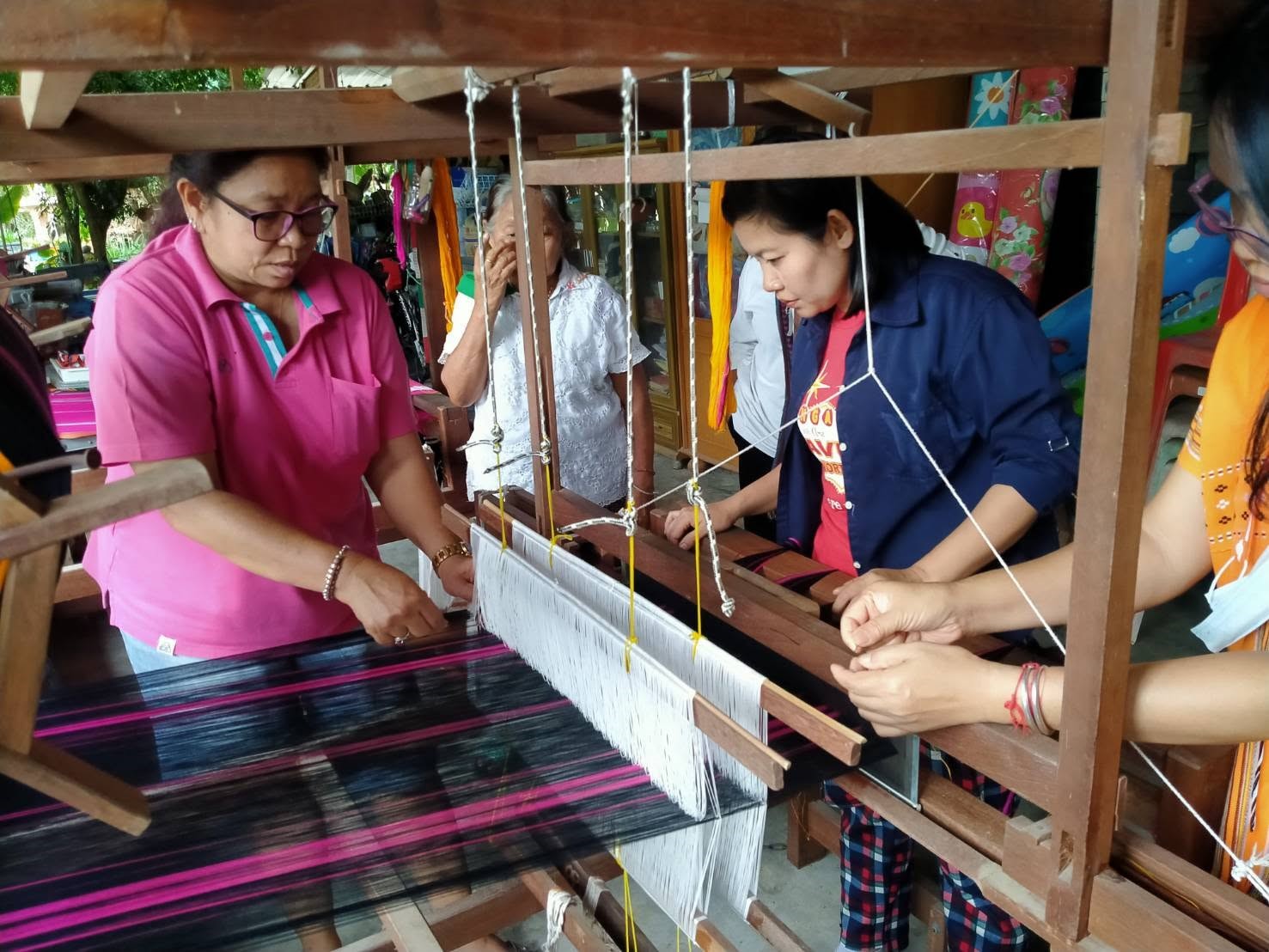 ศูนย์เรียนรู้สืบสานวัฒนธรรมภูมิปัญญาท้องถิ่น (ทอผ้ากะเหรี่ยง)